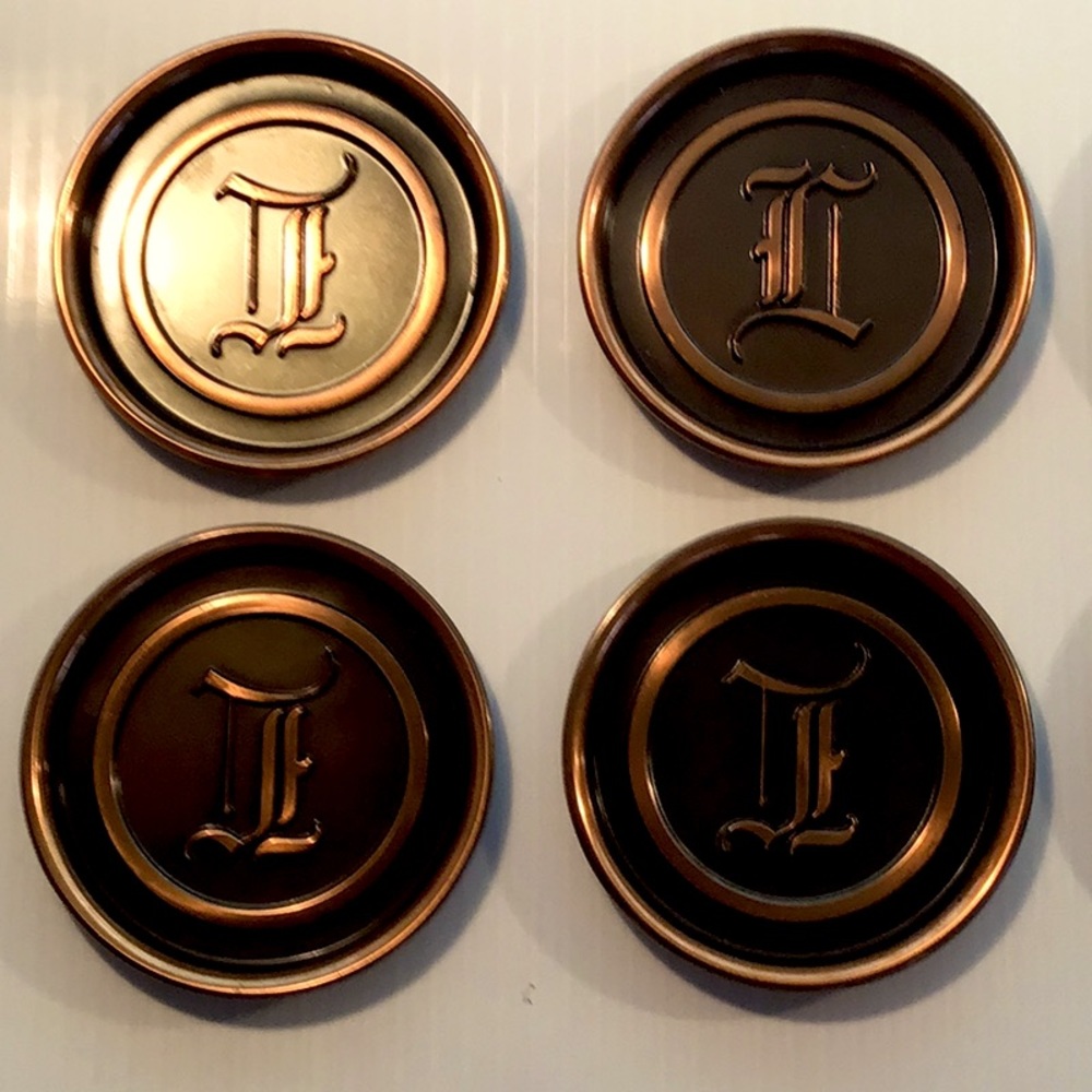 Hyde park   Letter L coasters 8, in original box.